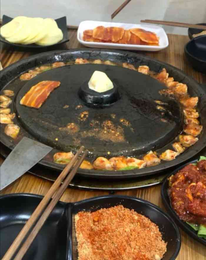 石棉锅盖烤肉-"店外面刚好在修路第一次来雅安白天玩的.