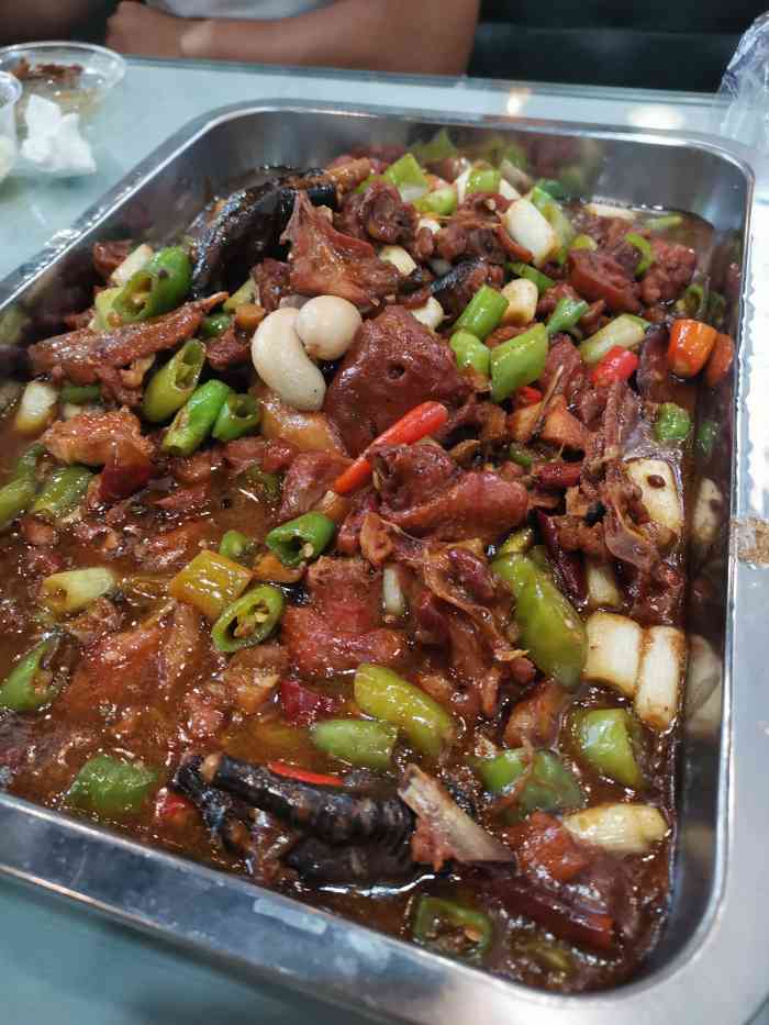 张大彪临沂炒鸡(城阳店"环境算是干净整洁的,服务也还算热情.第.