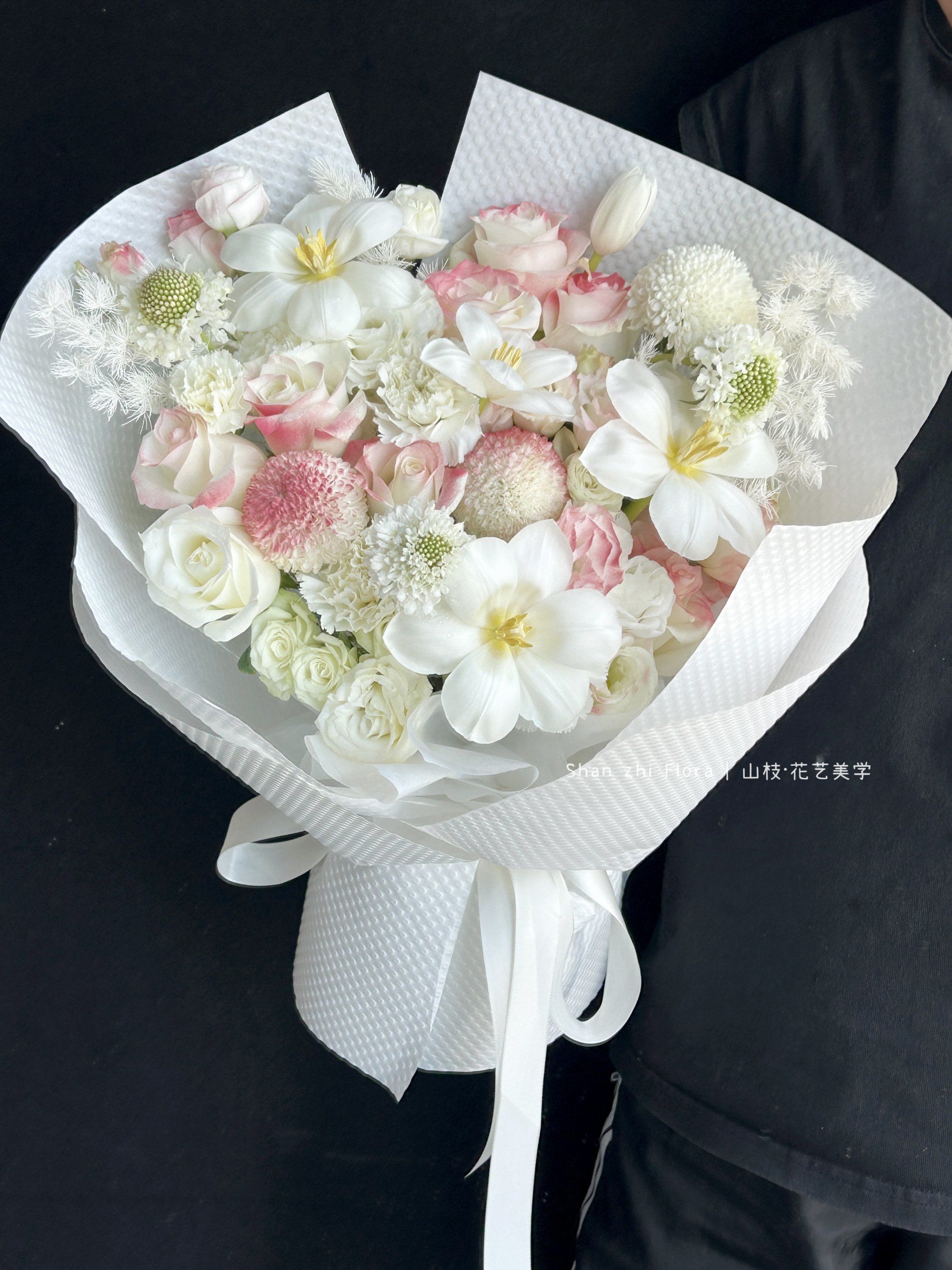 浅色唇膏红花束