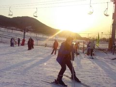 夕光下的滑雪场-辽阳弓长岭温泉滑雪场