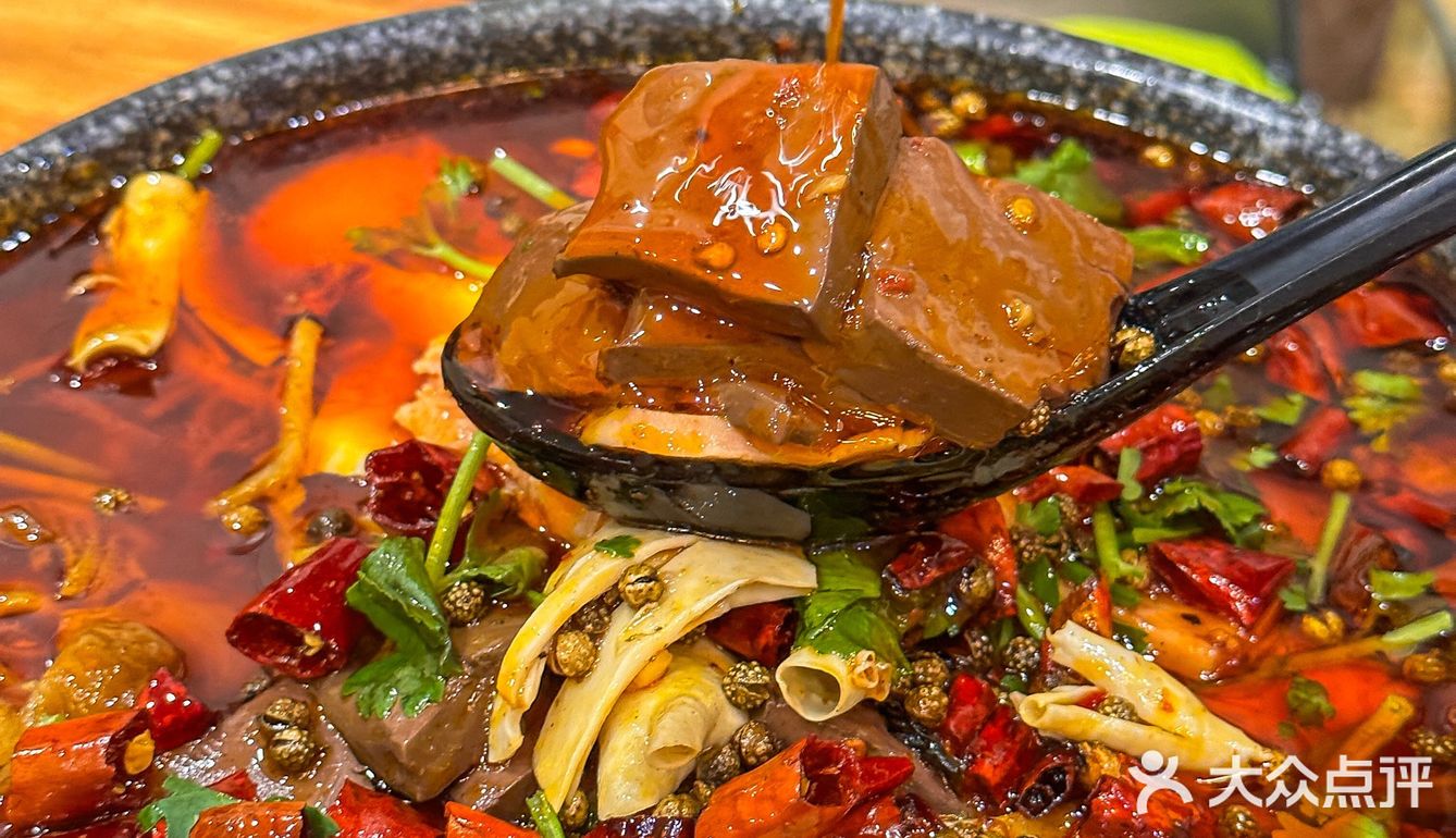 他们家的招牌猪蹄，简直绝了，绝对能让你大呼过瘾！
