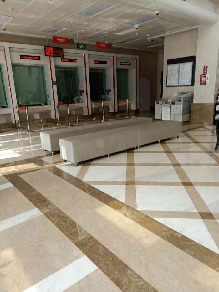 广发银行-"上午第一个去办业务,整个大厅没有其他客户.