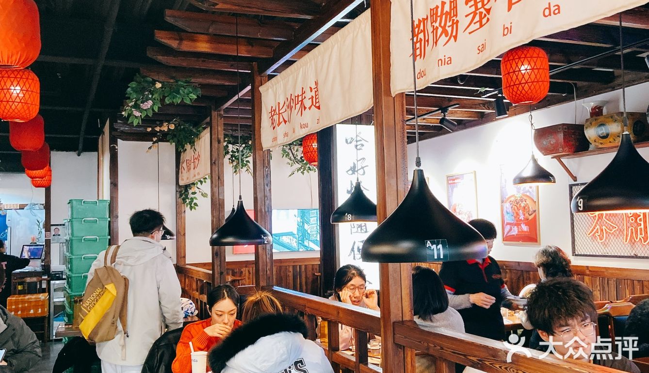 非常火的湘菜馆子，饭点都是排大队…