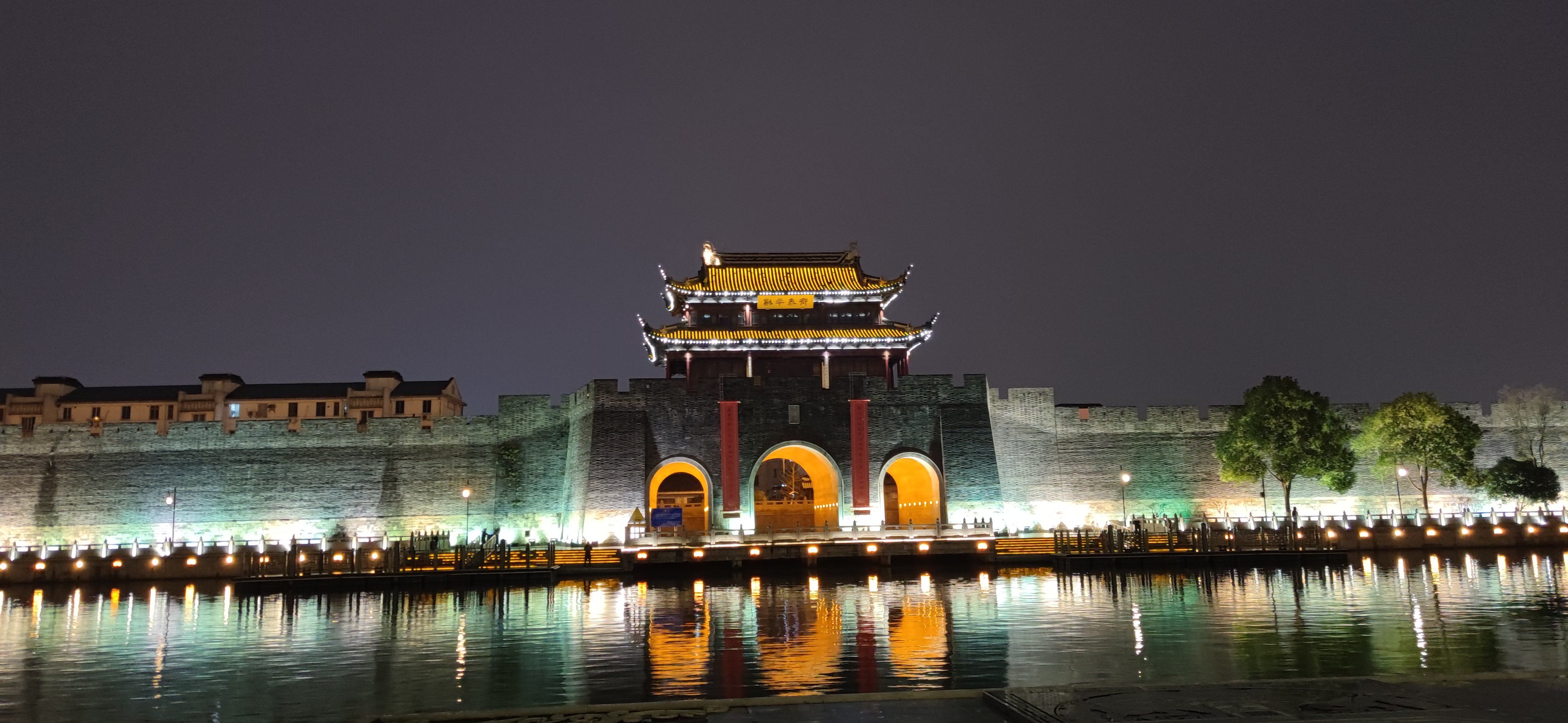 n苏州火车站改造后人车分流,提高了安全性和观赏性,南广场夜景迷人
