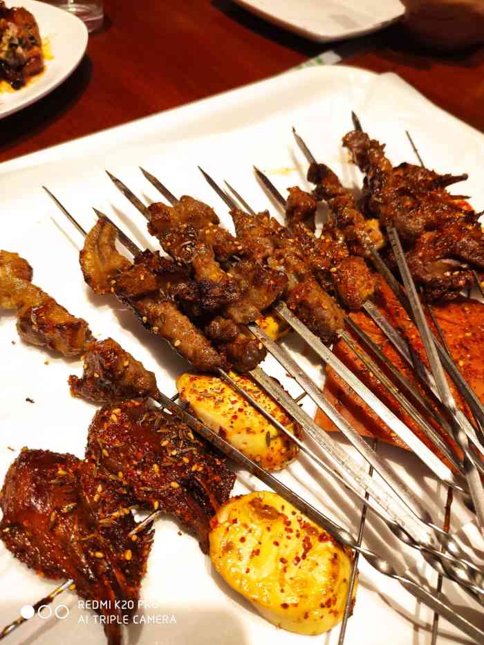 一只羊烧烤(工农大街店)-"这是工农大街上干的最久的一家店他家老板.