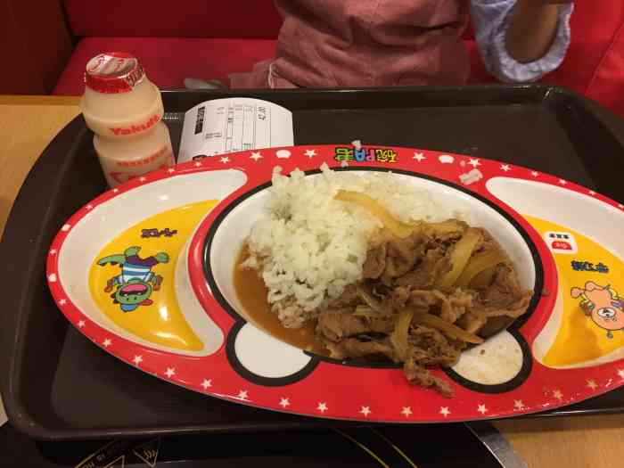 经常带小孩来食其家点牛dong的儿童套餐,里面有牛肉饭,一瓶养乐多