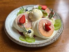 草莓芭菲舒芙蕾松饼-山由之cafe&meal(小寨店)