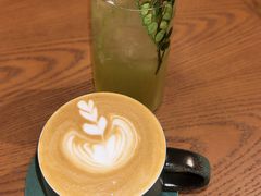 -新华里咖啡书吧(新华书店小寨店)