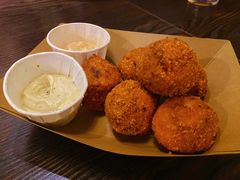 炸手撕猪肉球-瑞食酒馆 La Taverne Suisse