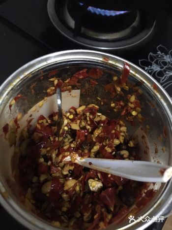 今天教大家炒湖南腊肉，用的食材除白菜外都是湖南乡下自