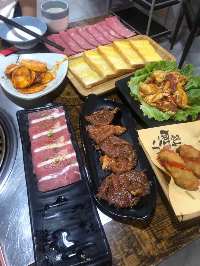 北木南烤肉和酒(黉街店)-"[薄荷]环境:环境还不错,上楼梯的地方有.