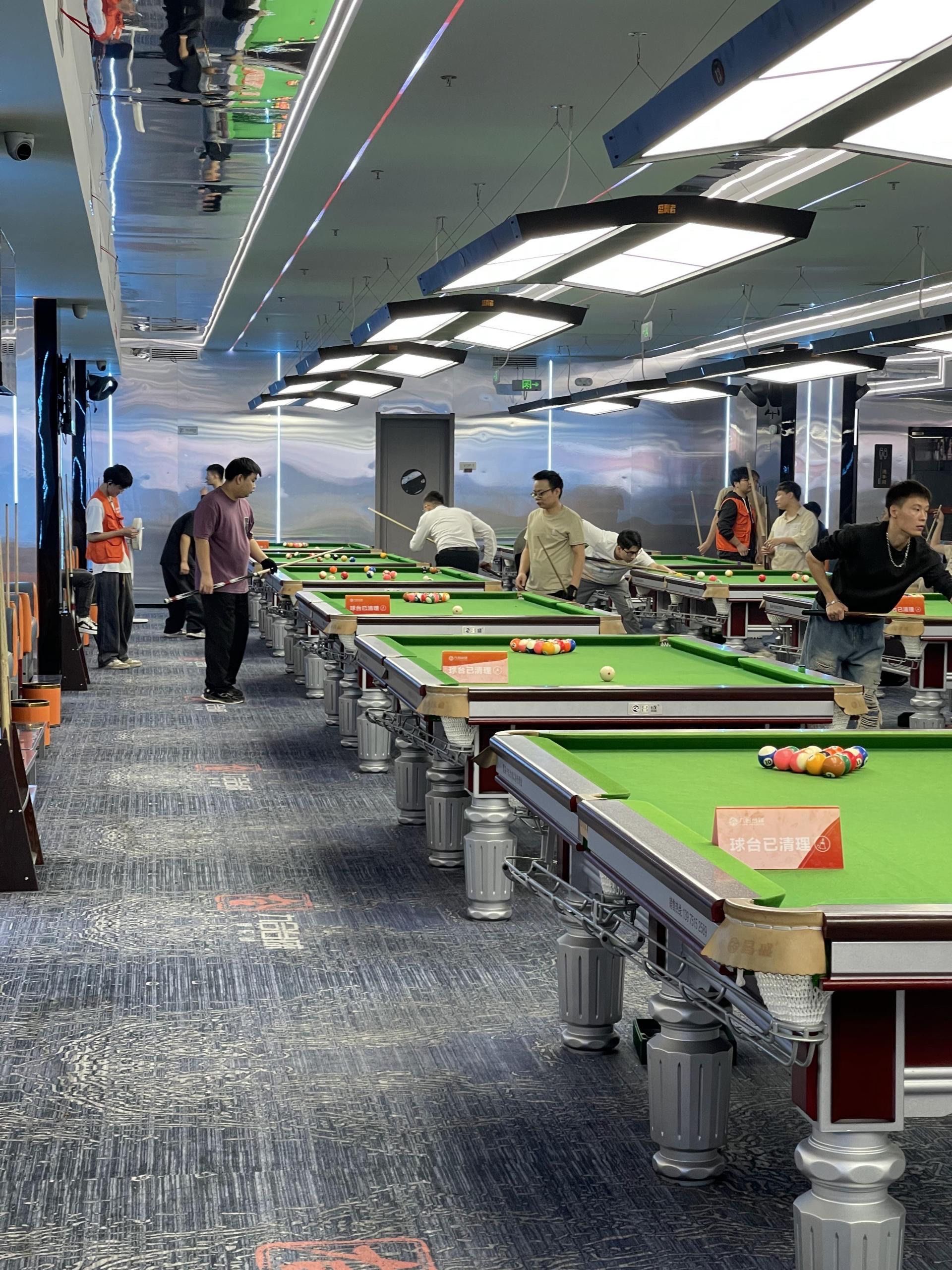 面积很大,40多张台球桌可以选择,4个豪华包厢,还有棋牌室,晚上10点