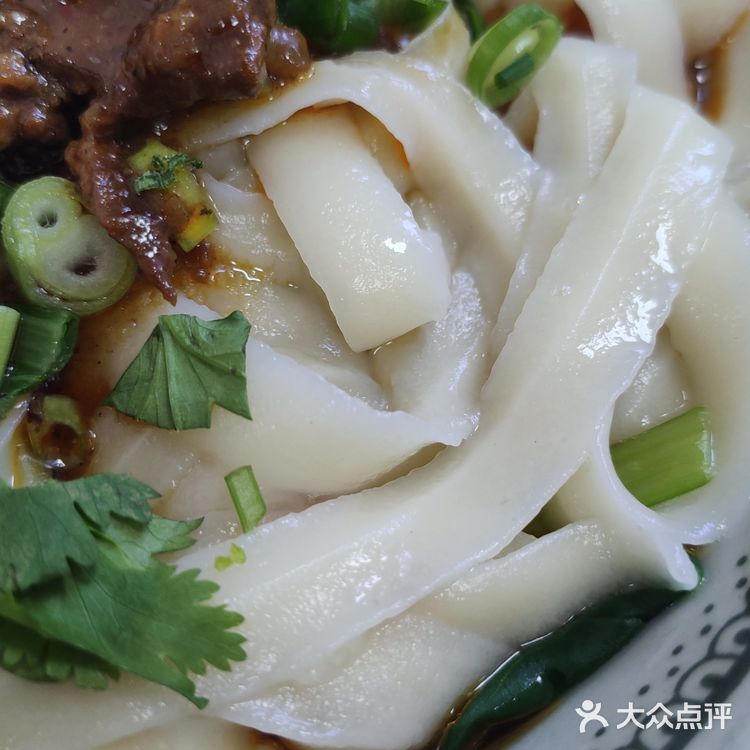 他们家的刀削面是现削的，面好吃臊子也香