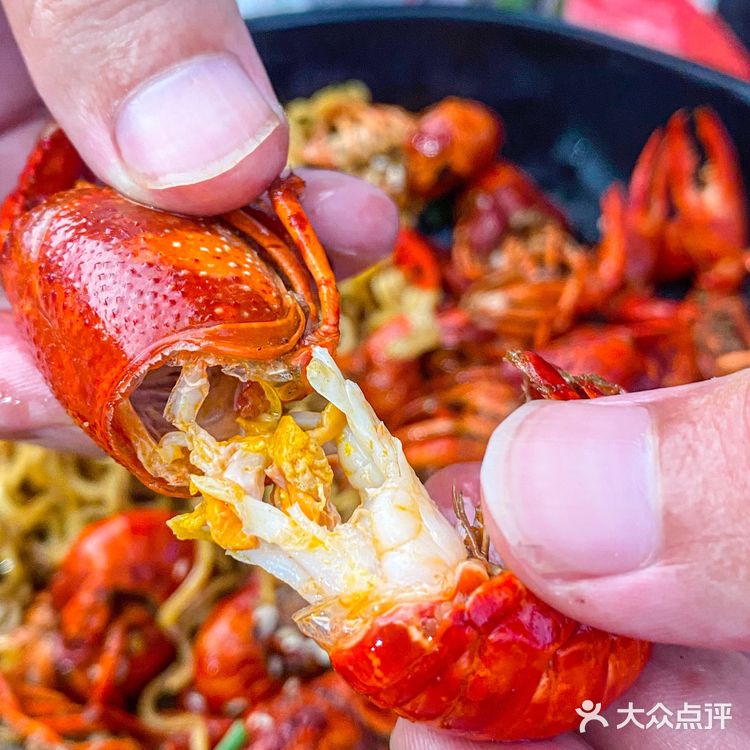 周围都是霓虹灯 氛围感十足