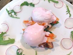 粉粉的班尼迪克蛋-CHILLAX轻乐时(侨建·Hi City店)