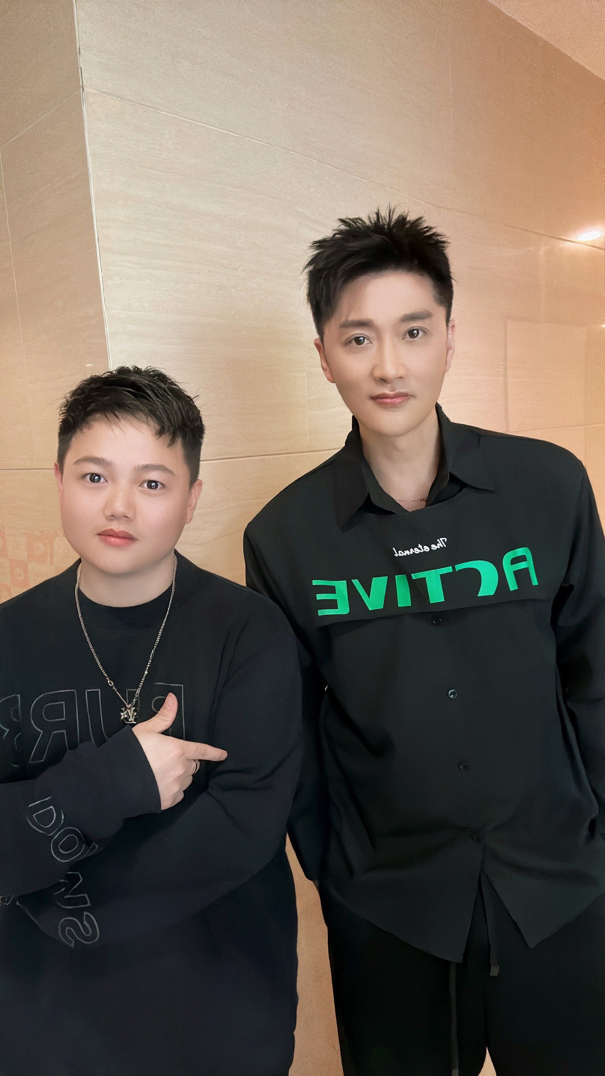 安徽电视台主持人罗彬新发型