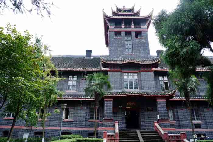 四川大学华西校区地处中国历史文化名城天府之国的成都市区校园环境
