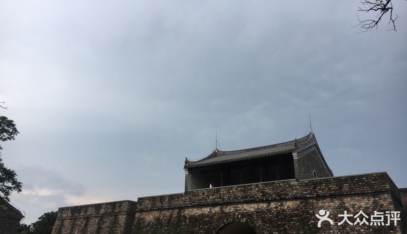 青石板路也感觉古色古香 连路牌都做得精致有心