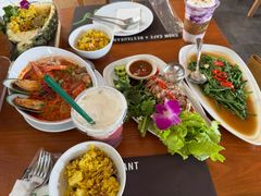 -Chom Cafe and Restaurant