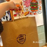 大学城新开的汉堡店！店内空间不大但装修的真的很温馨