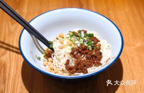 Mai's Braised Pork Noodles