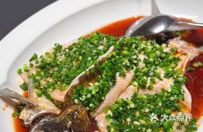 Scallion Oil Steamed Wuchang Fish