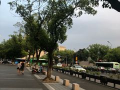 店门口的街景-红灯笼龙凤饭店(宁波老字号店)