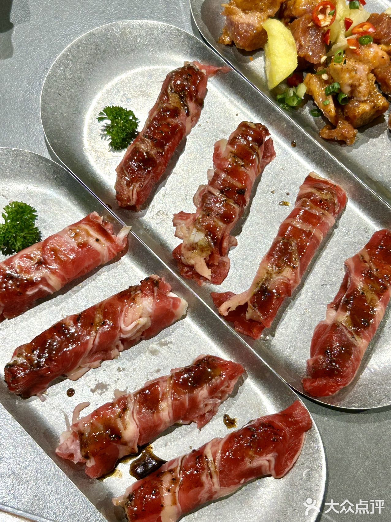 今天找到一家敲奈斯的烤肉自助，他家牛肉是首创熟成牛肉