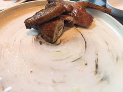 脆皮烤乳鸽-新天世纪中餐厅