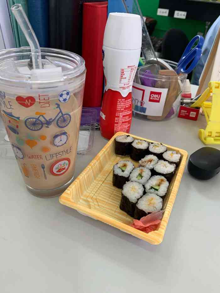 打分 全家的寿司拼盘,物美价廉,七块二好像,当早饭正好