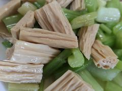 芹菜腐竹-宝瑞门钉肉饼店