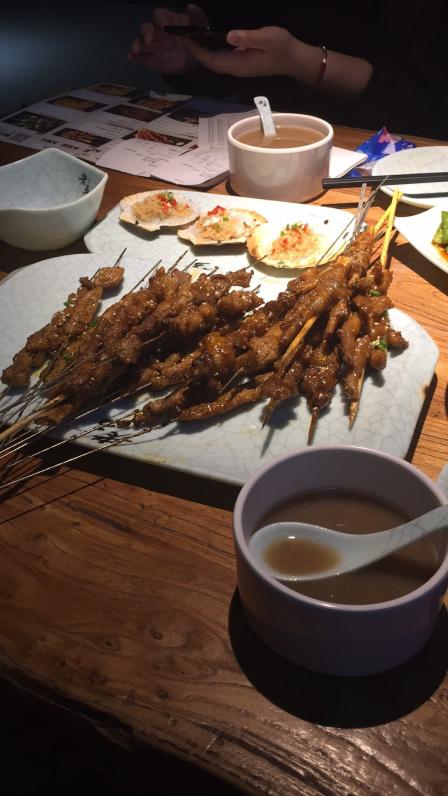 老五烧烤(虎泉店)-"和朋友聚会去的.牛筋,各种烤肉串都很不.