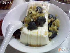 皮蛋豆腐，加榨菜的哦~-大槐树烤肉馆