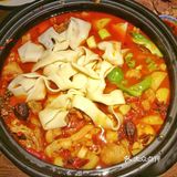 配的烤馕饼色泽金黄，泡在奶茶里再吃，好吃到爆炸