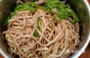 Green Pepper Tripe Noodles with Fried Egg