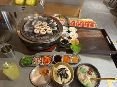 -围炉肉舍•炭烤活鳗•丹东海鲜烤肉(步行街店)