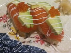三文鱼牛油果寿司-轻音料理(王府星Mall店)