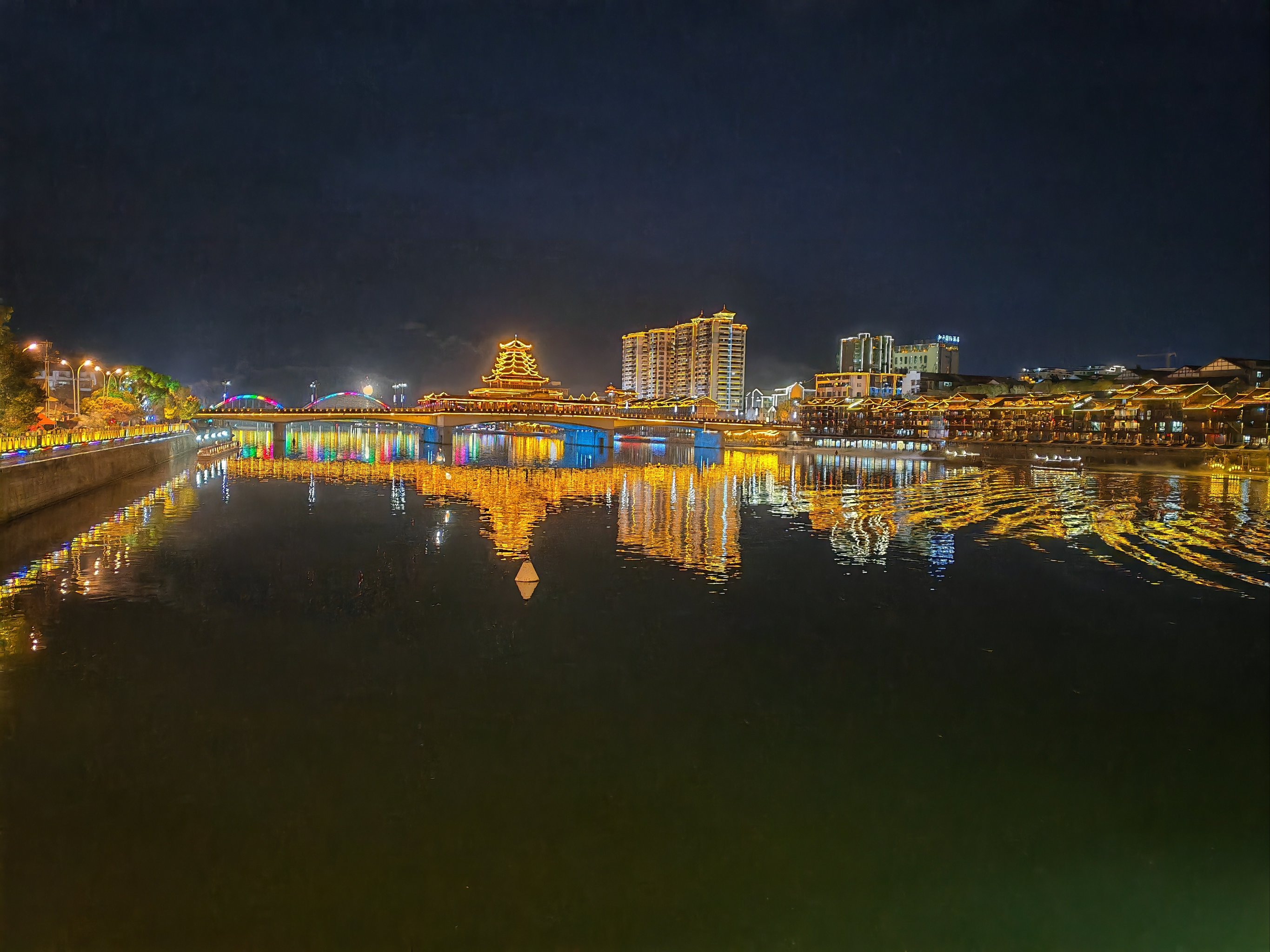 风雨桥夜景图片