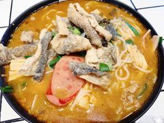 招牌炸酱酸辣米线-肥汁米蘭香港米线(长宁来福士店)