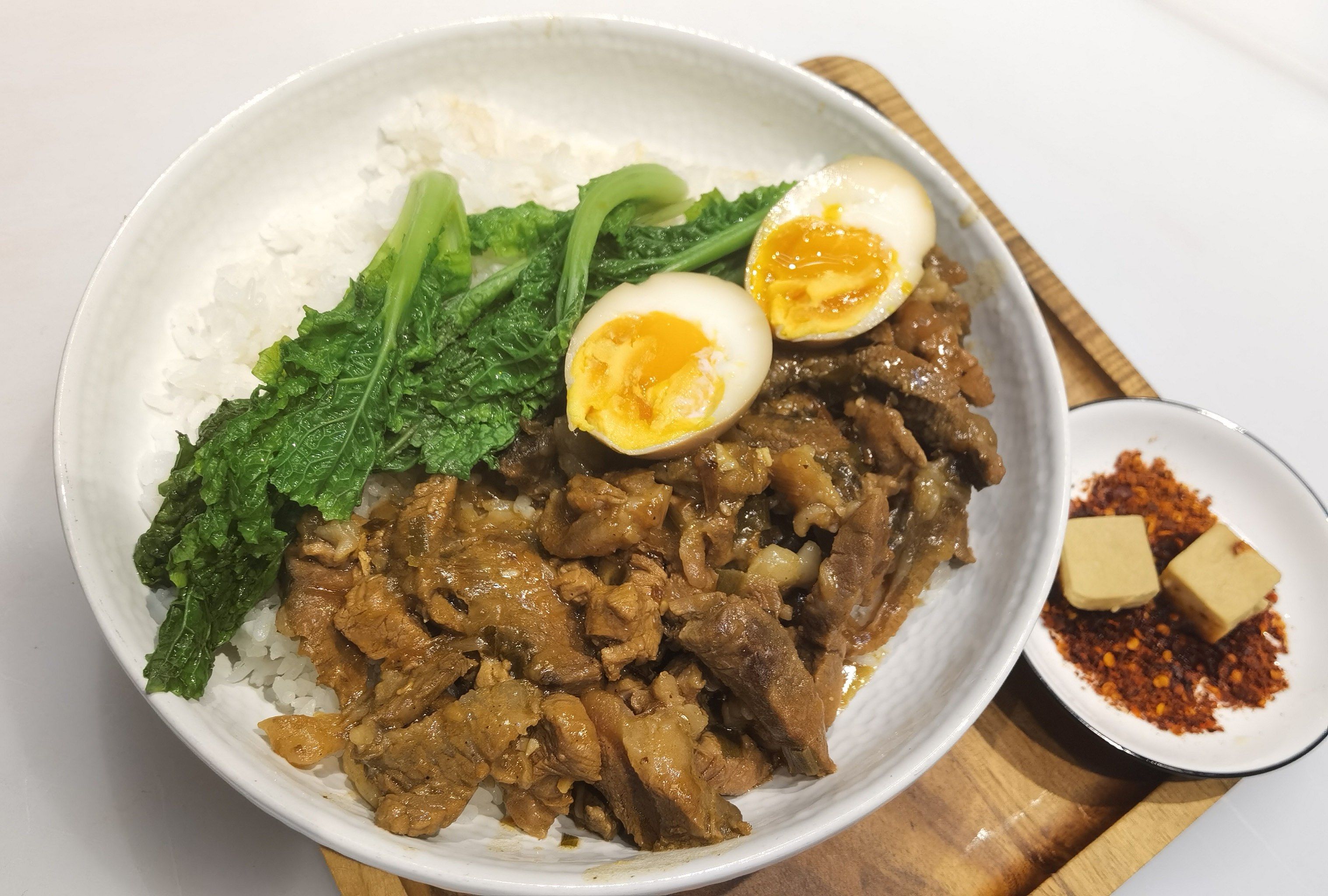 白胡椒粉1g
油葱酥20克
糖色20克
做法:
1牛肉切成小拇指粗条