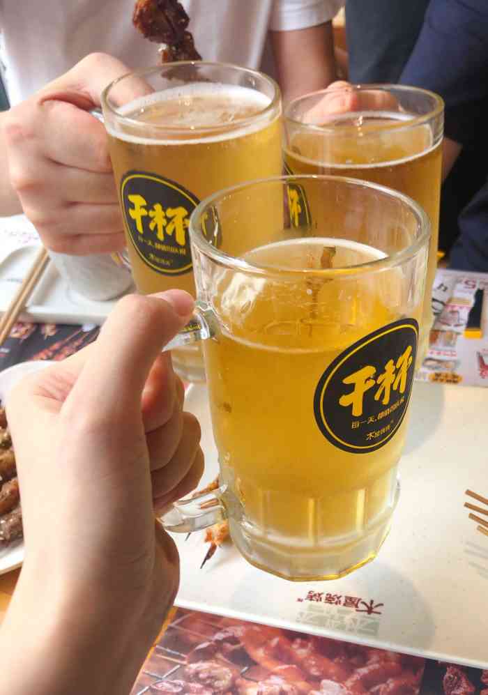 木屋烧烤已经成为我们一家常去的"对付晚饭"场所啤酒买二赠一深得我爹