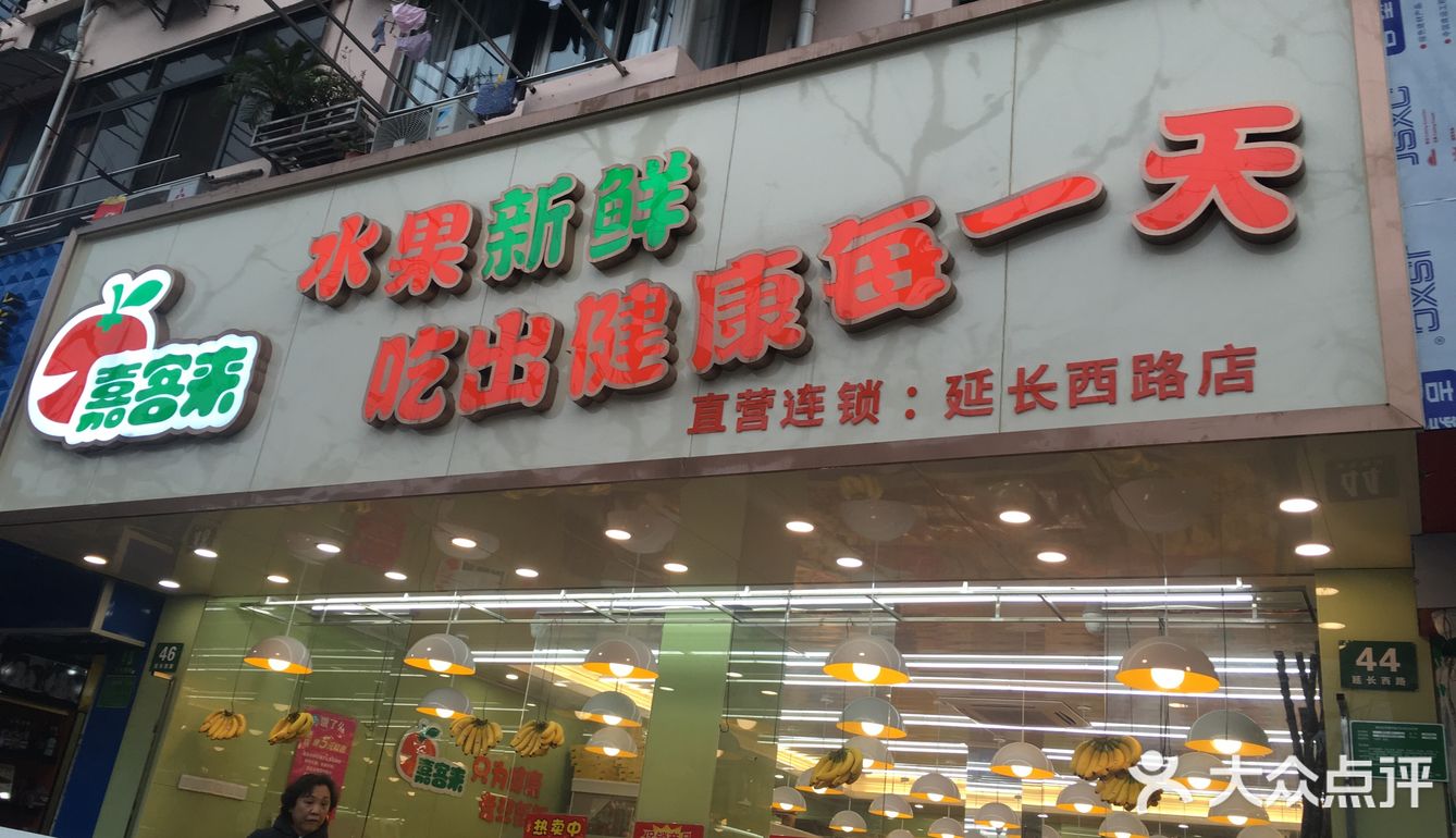一边还要照顾生意，结账买单