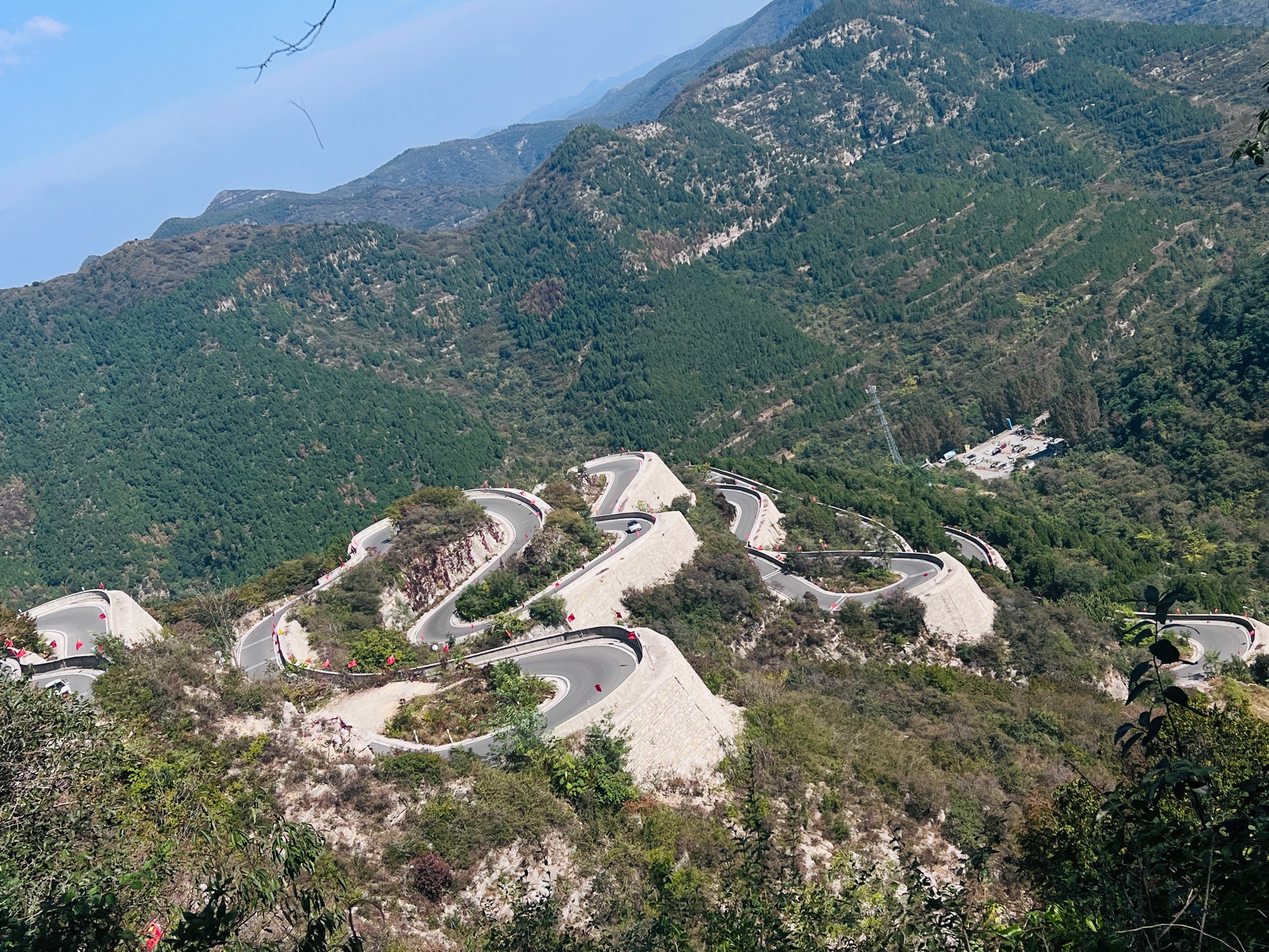 大别山最美盘山公路图片