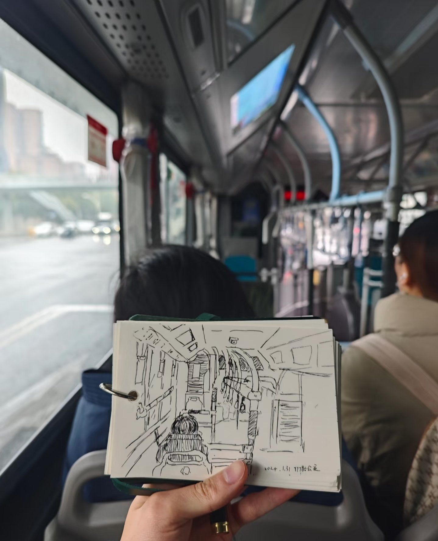 我在公交车上画速写