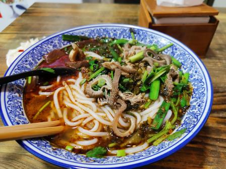 鲜羊肉米线-"楼下有两家羊肉粉,都是经常去的,口味还行..."-大众点评