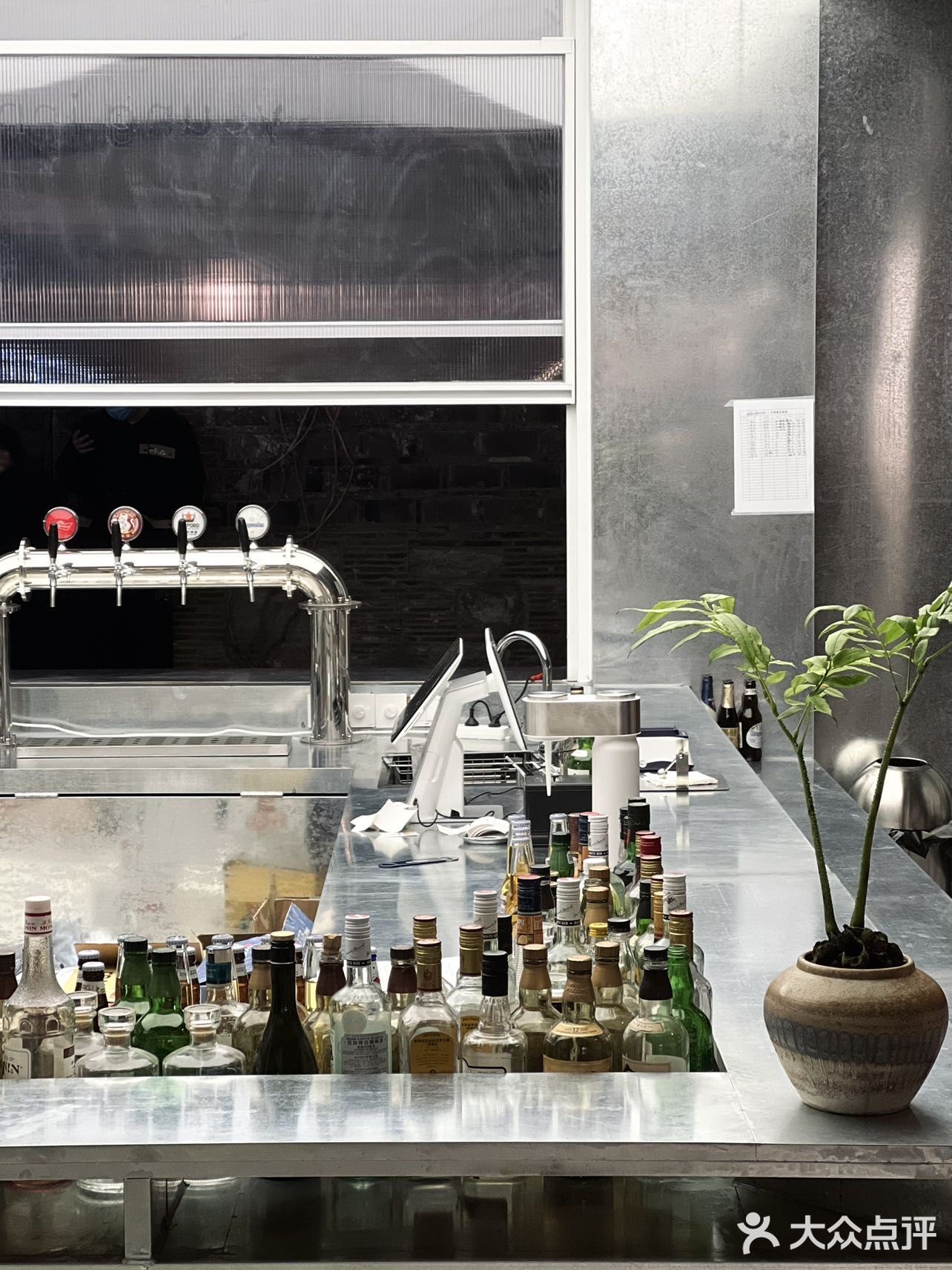 超火的live show民谣现场，居然还能吃川菜