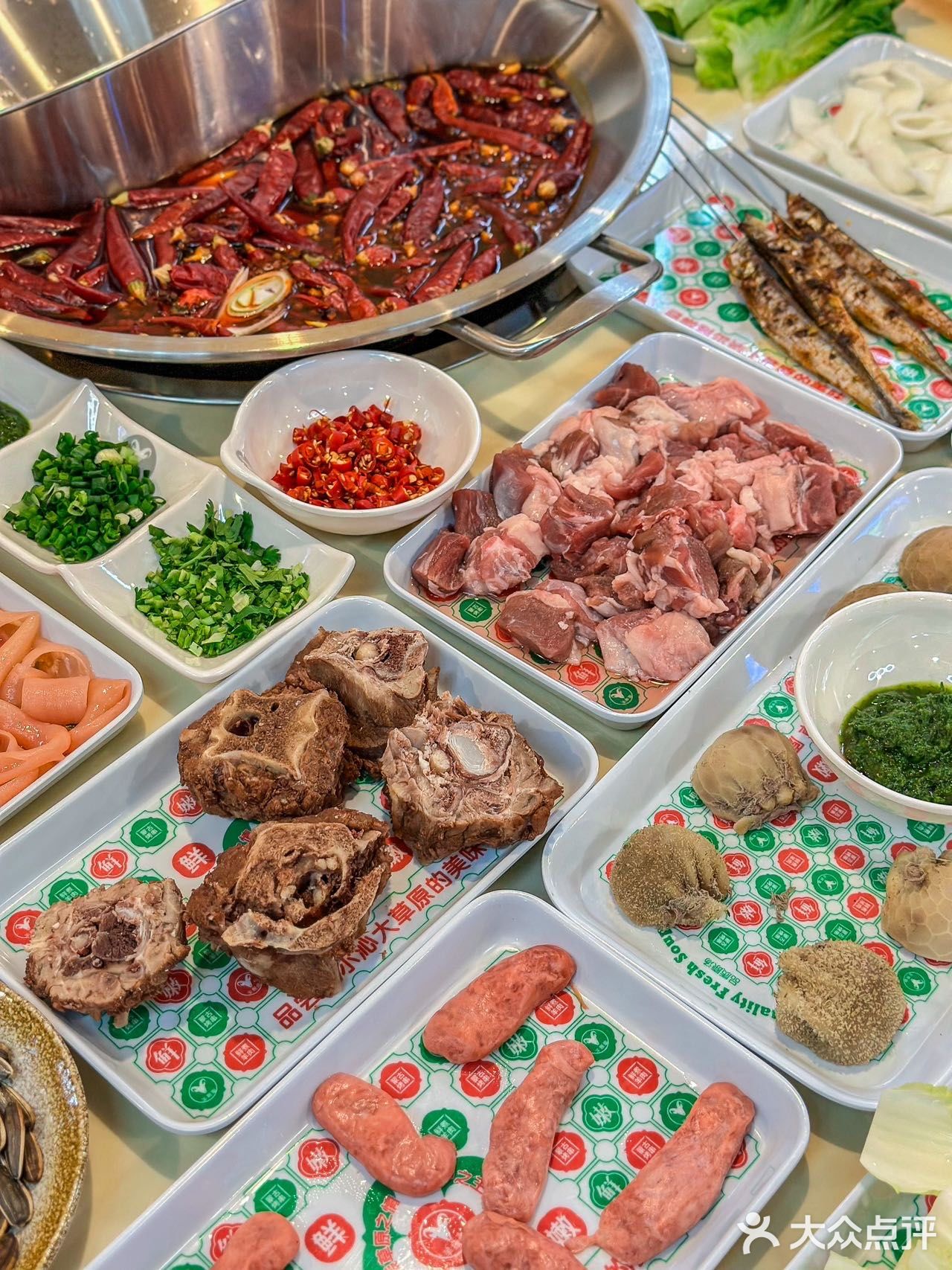 特色羊肉 选用的是内蒙5～6月的羔羊肉，食材很新鲜