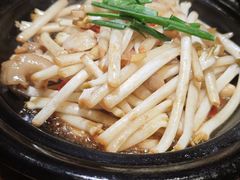-帅巴人舅母子腊蹄民俗村