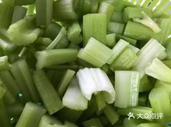 翻炒至变色 倒入芹菜 一起翻炒 快熟时