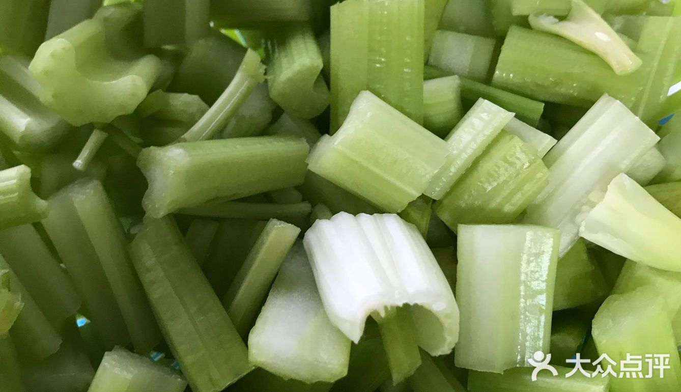 翻炒至变色 倒入芹菜 一起翻炒 快熟时